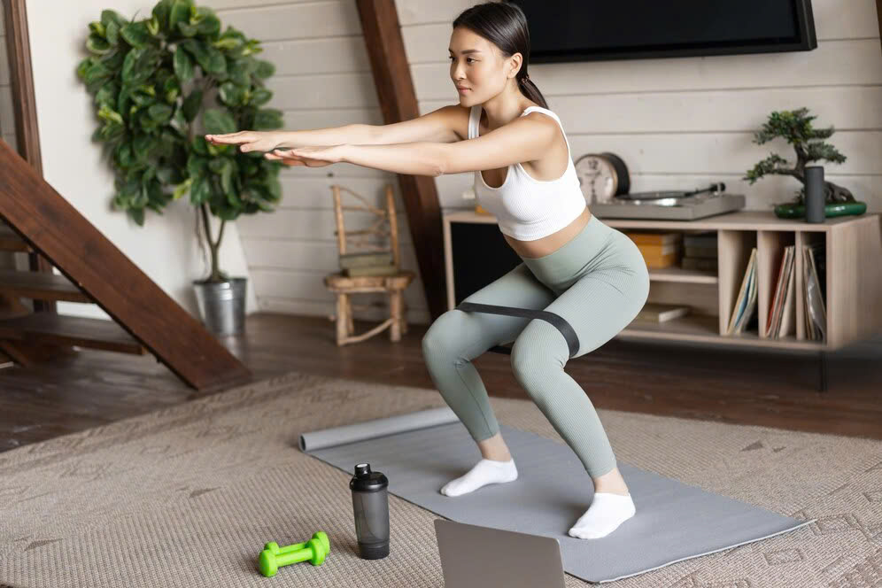 Uống nước và tập yoga, hỗ trợ thực đơn nhịn ăn 16 8 hiệu quả.